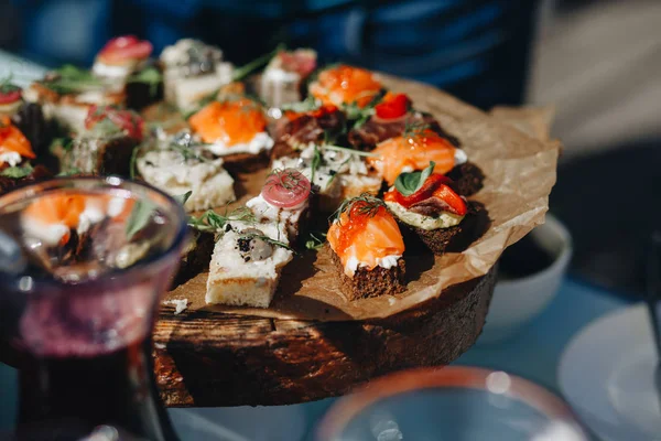 Mesa de banquete de catering bellamente decorada con diferentes aperitivos y aperitivos con sándwich, caviar, frutas frescas en el evento de fiesta de cumpleaños de Navidad corporativa o celebración de la boda —  Fotos de Stock