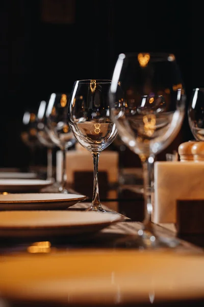 Vajilla de lujo hermosa mesa en el restaurante —  Fotos de Stock