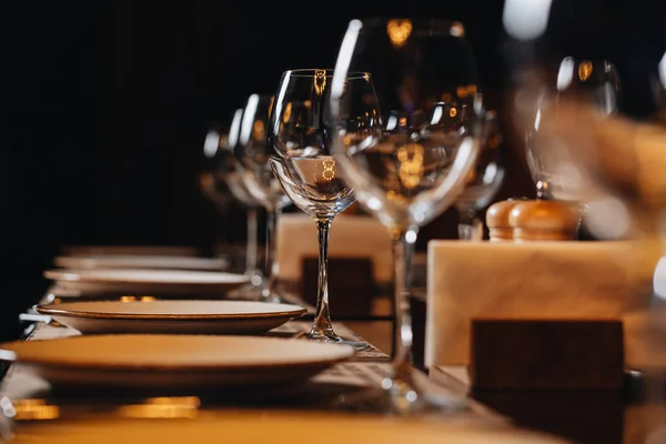 Luxus-Geschirr schöne Tischdekoration im Restaurant — Stockfoto