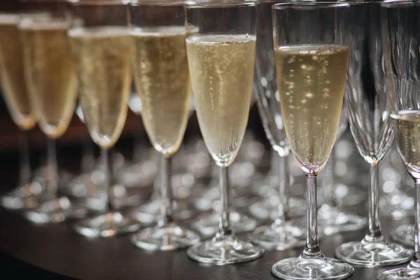 Şampanyanın bardaklarını masaya yakın.