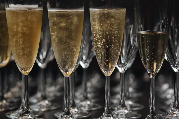 Acercamiento de las copas de champán en una mesa — Foto de Stock