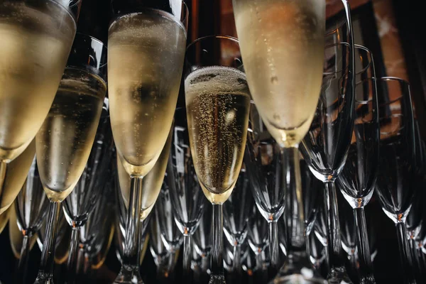 Acercamiento de las copas de champán en una mesa — Foto de Stock