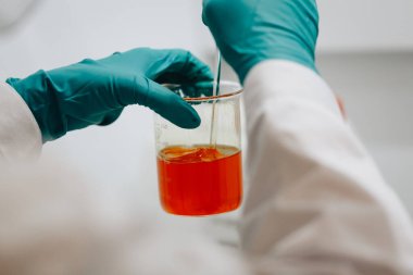 Bir kimyager basit lazer işaretleyici kullanarak rodamine çözeltisinin floresanını gösterir.