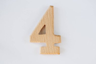 Dört numaralı ahşap figür beyaz arkaplanda izole edilmiş