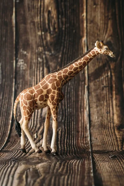 Figurine girafe jouet sur fond en bois — Photo