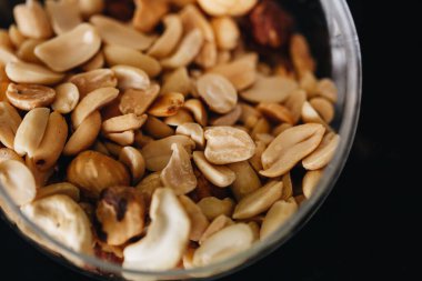 Lezzetli kavrulmuş fıstık yakın plan çekimde.