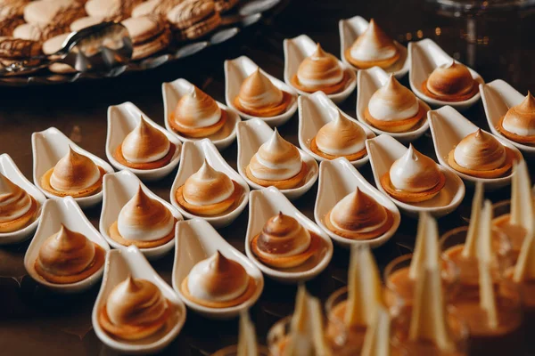 Dulce regalo de Navidad Bizet en un restaurante de lujo —  Fotos de Stock