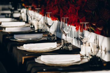 Masa örtüsü, çiçek çatalı, restoranda servis edilen ve içi rahat olan bıçak.