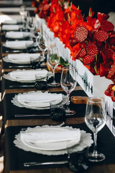 Stolní nádobí brýle, květinová vidlička, nůž sloužící k večeři v restauraci s útulným interiérem — Stock fotografie