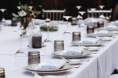 Masa örtüsü, çiçek çatalı, restoranda servis edilen ve içi rahat olan bıçak.