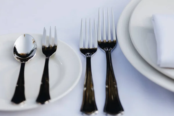Tableware Glasses, flower fork, knife served for dinner in restaurant with cozy interior — Stock Photo, Image