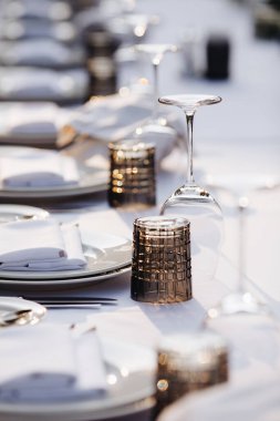 Masa örtüsü, çiçek çatalı, restoranda servis edilen ve içi rahat olan bıçak.