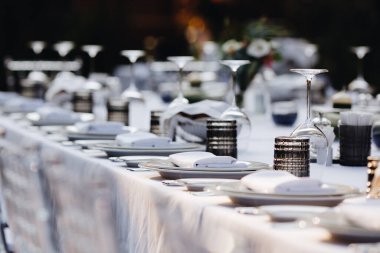 Masa örtüsü, çiçek çatalı, restoranda servis edilen ve içi rahat olan bıçak.