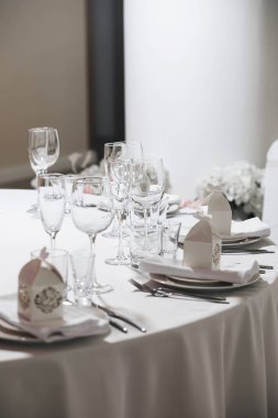 Masa örtüsü, çiçek çatalı, restoranda servis edilen ve içi rahat olan bıçak.