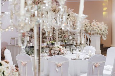 Masa örtüsü, çiçek çatalı, restoranda servis edilen ve içi rahat olan bıçak.