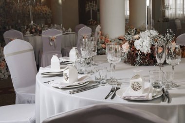 Masa örtüsü, çiçek çatalı, restoranda servis edilen ve içi rahat olan bıçak.