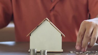 Domuzcuk bankasına, model eve bozuk para koy, ev almak için para biriktir, gayrimenkul kavramı