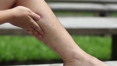 Bacak ağrısı ve kas iltihabı için baldır bölgesine masaj merhemi uygulayın..