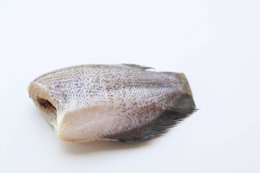 Beyaz arka planda taze kesilmiş Yılan derisi gourami balığının yan görüntüsü. Onu güneşte kurutulmuş balık yapmak için kullan..
