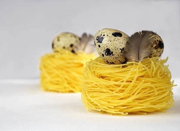 Œufs Caille Avec Des Plumes Couchés Sur Les Nids Spaghettis — Photo