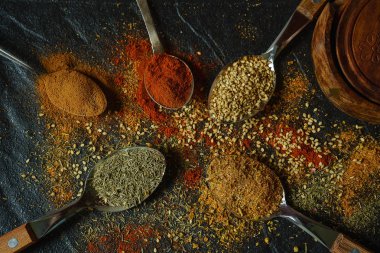 Tatlı kırmızı Ahududu yeşil yaprakları ile sarı zemin üzerinde üç taş oyunu kazanıyor