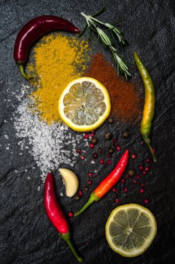 Limon oryantal baharatlar ile kompozisyon dağınık ve Asya tarzı siyah metalik tepsisindeki biber