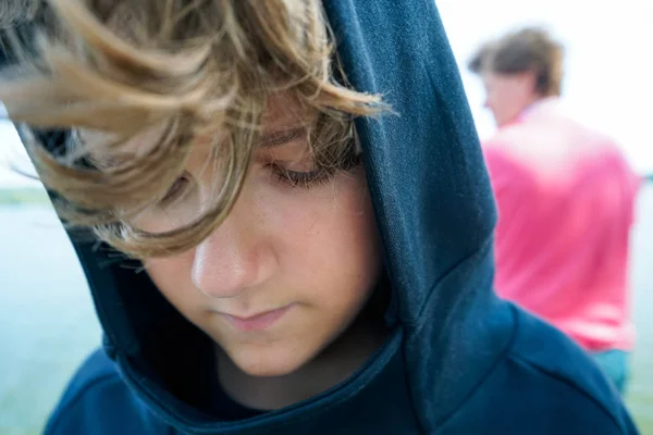 Porträt Eines Traurigen Teenagers Und Seines Vaters Ufer Des Flusses — Stockfoto