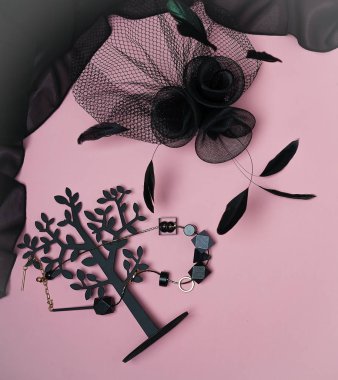 üstten görünüm Halloween parti koleksiyonu kadın kıyafeti aksesuarları ışık Siyah pembe arka plan: takı, şapka peçe ve tüy. Yat, görünümü, kopya alanı top. Siyah Cuma kavramı