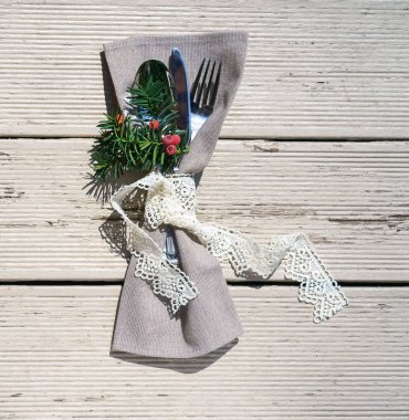 Mevsim kış sofra ile yeşil dal köknar ağacı beyaz ahşap zemin üzerinde beyaz dantel kurdele ve gri Tekstil ile. Mutlu Şükran günü Yılbaşı yeni yıl tatili tasarım.