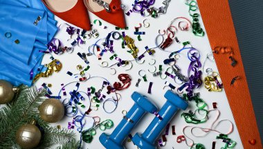 Düz yatıyordu aktif kişi için en iyi Noel hediyesi için egzersizleri pilates yoga kadın set: dumbbells elastik bant kırmızı ayakkabılar Noel dekorasyonu mat. Mutlu yeni yıl xmas parti kavramı. kopya alanı, afiş