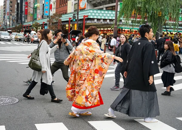 Genç güzel Japon çift Ulusal Japon kostümler giymiş ve fotoğraflandı sokak city Tokyo, Japonya — Stok fotoğraf