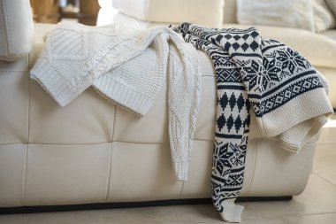 Sıcak kış örme kazak iki kişi koltukta akşam sonra düştü. Yılbaşı yeni yıl Sevgililer günü kavramı. Romantik natürmort kazak aşık genç çiftin kapatın. Siyah ve beyaz.