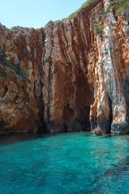 Adriyatik Denizi adası Hvar Hırvatistan, mavi mağaralar turkuaz suları görünümüne deniz manzarası. Hırvatistan, Hvar Adası yaz sahne Avrupa'da seyahat hedef yelken Famous.