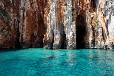 Adriyatik Denizi adası Hvar Hırvatistan, mavi mağaralar turkuaz suları görünümüne deniz manzarası. Hırvatistan, Hvar Adası yaz sahne Avrupa'nın ünlü seyahat yelken hedef.