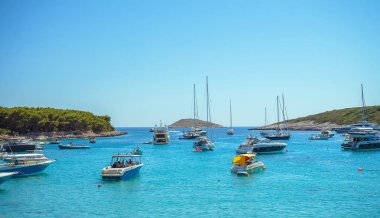 Deniz manzarası görünümüne Adası Hvar Hırvatistan Adriyatik Denizi'nin turkuaz suları. Ünlü yelken hedef Hırvatistan, Hvar Adası yaz sahne Avrupa'da seyahat. Palmizana bay beach