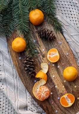 Tatlı mandalina, köknar ağacı çorbaları, çam kozalakları ahşap arka plan ve gri rustik tarzı ahşap mutfak gemide şal ördü. Noel yemek süslemeleri. Tablo ayarı. Düz yatıyordu kopya alanı.