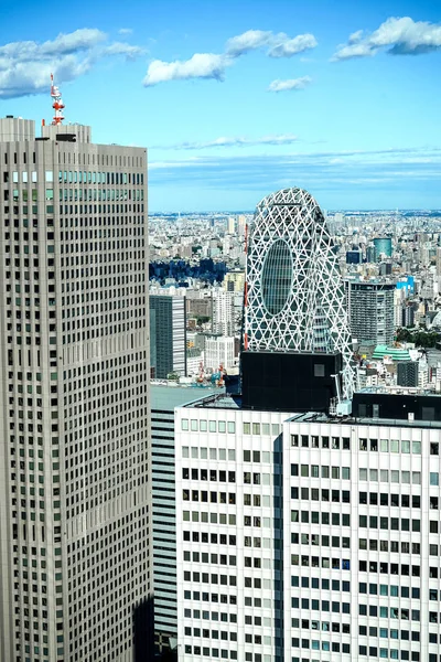 Panoramique moderne ville skyline vue aérienne des bâtiments dans la zone financière sur Tokyo et les lumières du ciel bleu vif Tokyo, Japon. Asie Concept d'affaires pour l'immobilier et la construction d'entreprise . — Photo