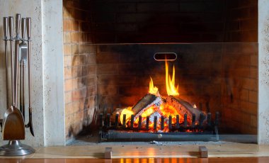 Yanan şömine. Şömine bir mobilya parçası olarak. Noel Yılbaşı Konsept dekorasyon.