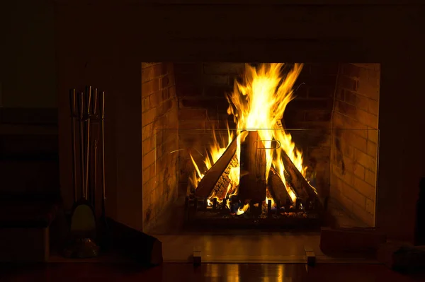 Cheminée en feu. Cheminée comme un meuble. Noël Nouvel An concept décoration . — Photo