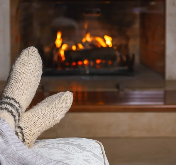 Füße Einer Unkenntlichen Frau Oder Eines Mannes Warmen Weißen Stricksocken — Stockfoto