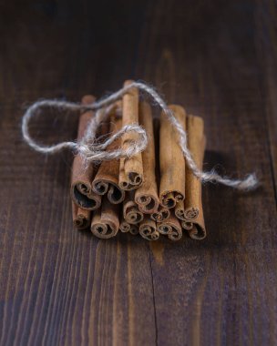 Tarçın rustik tarzı eski ahşap zemin üzerine Jüt halat ile bağlı. Kış Sunni Noel tatil kavramı. Yakın çekim.