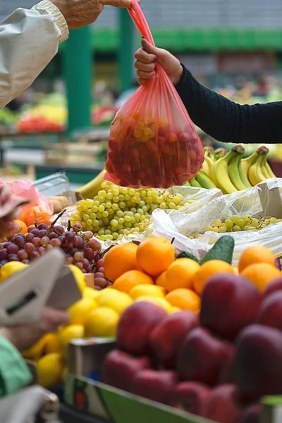 Értékesítése, a friss, bio zöldségek és gyümölcsök a zöld piac vagy a mezőgazdasági termelők piacra Belgrádban hétvégén — Stock Fotó