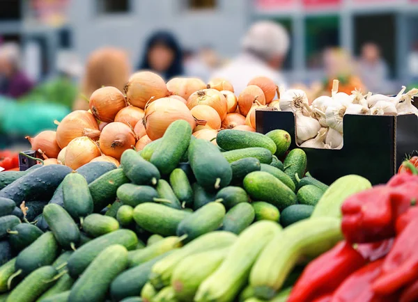 Friss, bio zöldségek és gyümölcsök, a mezőgazdasági termelők piacra, vagy a zöld piac. Őszi szüreti és hangával borított táplálkozás koncepció — Stock Fotó