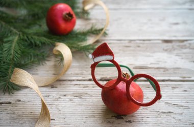 Noel nar kırmızı gözlük yeşil beyaz gözlük ile tatil dekoratif çerçeve ve köknar ağacı dalları gri ahşap zemin üzerinde. Yılbaşı yeni yıl düzen kavramı. Kopya alanı