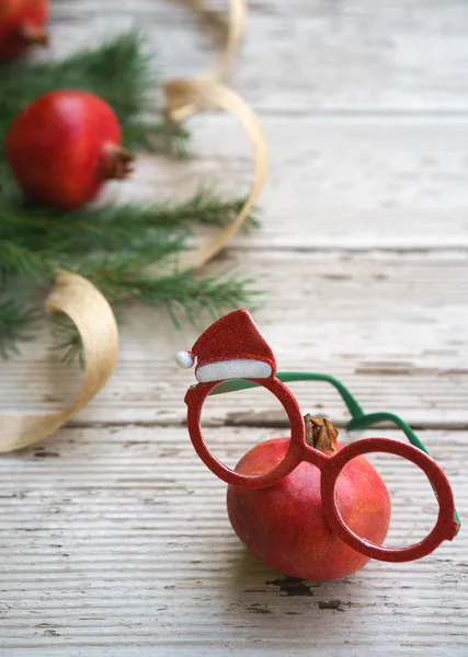 Boże Narodzenie granaty okulary czerwony zielony biały okulary z ozdobną ramkę wakacje i gałęzie jodły na szarym tle drewnianych. Boże Narodzenie nowy rok koncepcji układu. Miejsce — Zdjęcie stockowe