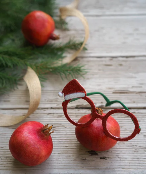 Granadas de Navidad gafas rojas verdes gafas blancas con marco decorativo de vacaciones y ramas de abeto sobre fondo de madera gris. Navidad concepto de diseño de Año Nuevo. Copiar espacio — Foto de Stock