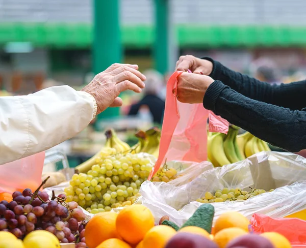 Prodej čerstvých a bio zeleniny a ovoce na zeleném trhu nebo zemědělci trhu v Bělehradě během víkendu. Vše pro dietní stravování, zdravý životní styl — Stock fotografie
