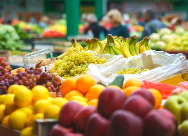Ventas de verduras y frutas frescas y orgánicas en el mercado verde o en el mercado de agricultores en Belgrado durante el fin de semana. Todo para la dieta alimentación saludable, estilo de vida — Foto de Stock