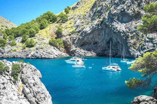 マヨルカ島、スペインの Sa Calobra の美しい景色。先 Sa Calobra トレンテ ・ デ ・ Pareis、バレアレス諸島のマヨルカ島、スペインのヨットのセーリング ボートでの美しい景色 — ストック写真