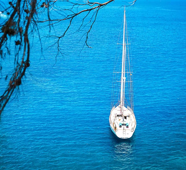 Gyönyörű kilátás a Sa Calobra, Mallorca szigetén, Spanyolország. Gyönyörű kilátás a vitorlás hajók Yachtok a rendeltetési Sa Calobra Torrente de Pareis, Mallorca szigetén, Baleár-szigetek, Spanyolország — Stock Fotó